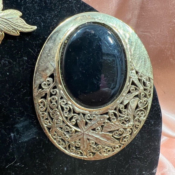 Lot 3 Six Brooches all Gold Accent Pins all Gold Plated. - Picture 2 of 9